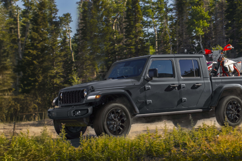 Jeep Commemorates Eclipse With Limited-Edition Gladiator NightHawk